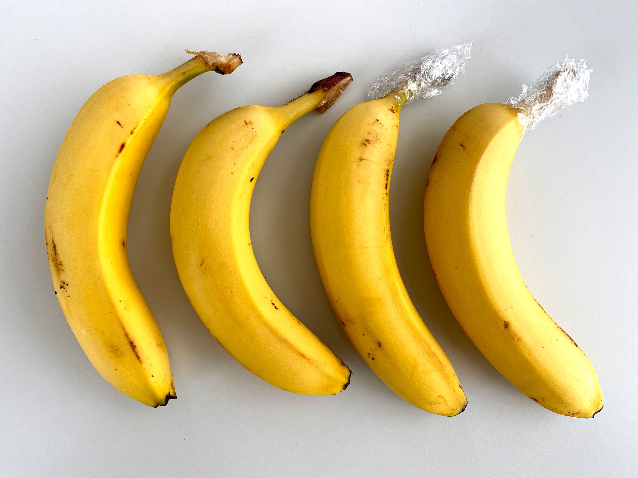 バナナを綺麗なまま長期保存する方法。 ①軸が青い打身のないバナナを買う ②バラす ③軸にラップをクルクル ④野菜室へポイッこれだけで1週間以上シュガースポットなく綺麗なまま保存できます。 暑い時期は特に劣化が早いので、バナナよく食べる方は試してみて