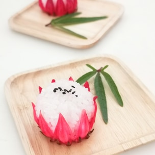 おうちで簡単！「うにいか」の軍艦巻きはいかがでしょうか？ 酢飯を握って周りに海苔を巻いて「うにいか」をのせたら出来上がり！お好みできゅうりをトッピングします。こちらのウニイカは少し甘めに仕上がっていてとても食べやすくなっています♪イカの歯ごたえと甘い