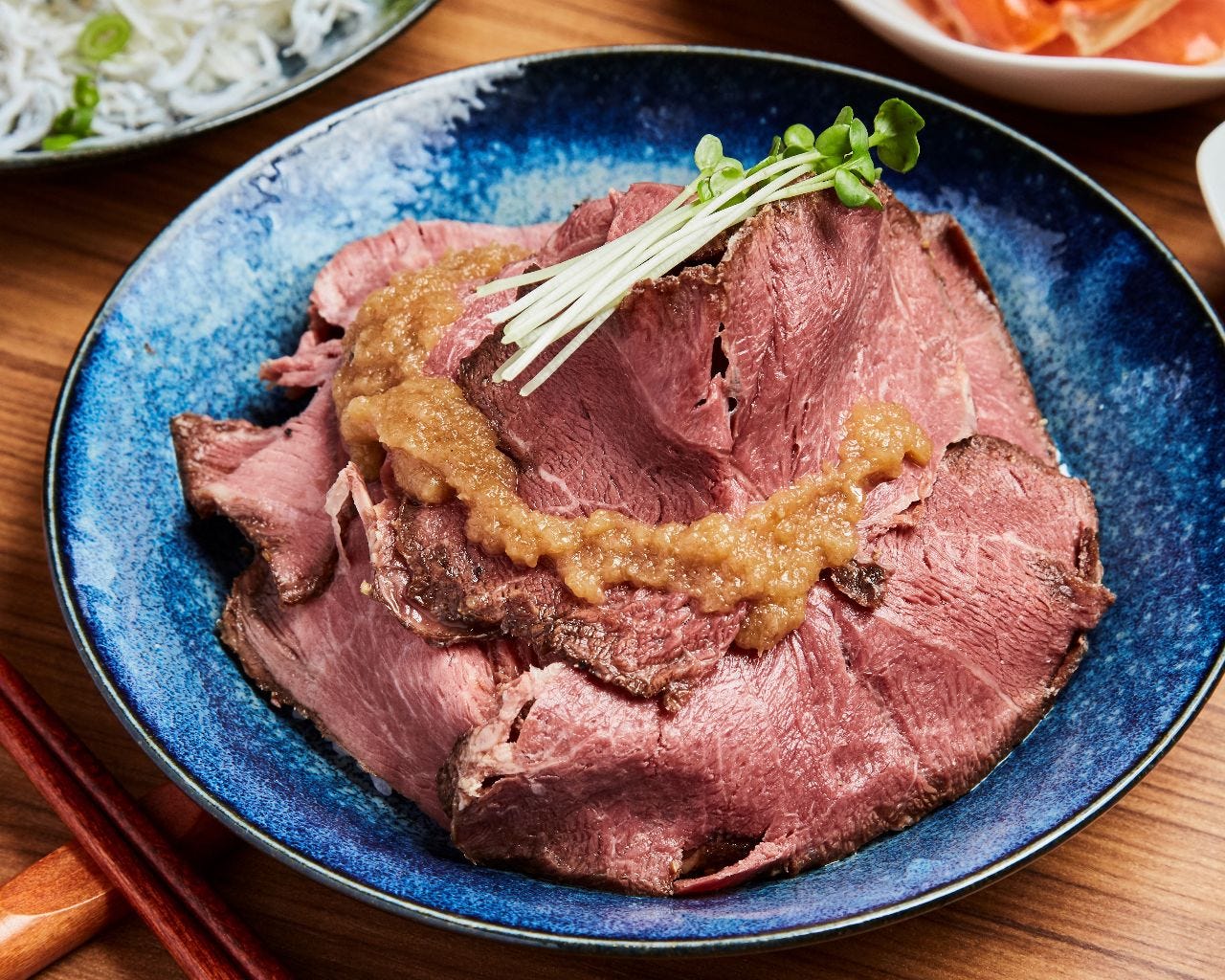 本日は、ランチメニュー「ローストビーフ重御膳」のご紹介です🥩 ジューシーなローストビーフの上に、旨味が凝縮された時雨煮ととろっとした卵が絡み、ご飯が進みます🍚平日、ご予約なしでご案内できます🚪ぜひお立ち寄りください！ローストビーフ丼