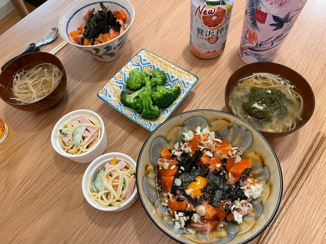 最高に美味！にんにくニラ漬けサーモン丼①ニラを細く刻み、にんにくと混ぜてラップなしで600W30秒温めて冷ます ②サーモン、①、めんつゆ、ごま油を漬けて冷蔵庫で30分以上冷やす③ごはんの上にのせて白ごま、卵黄をのせて完成！ ニラとにんにくの風味がサーモンと