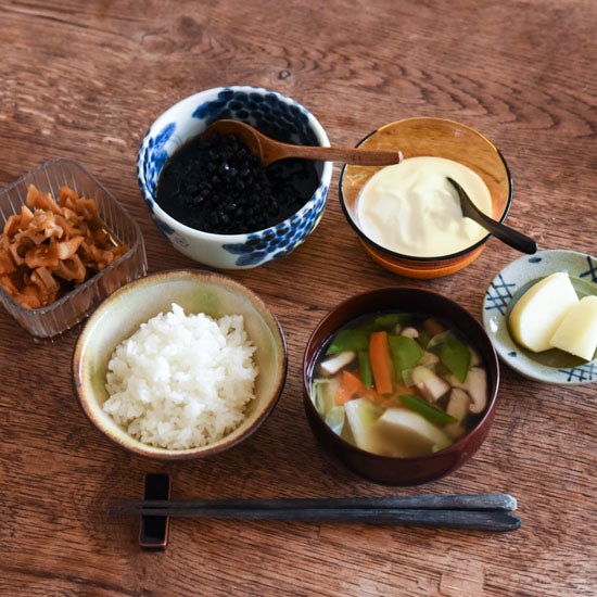 夕飯がご飯とみそ汁だけの日があってもいい！ワタナベマキさんの大満足・お味噌汁レシピ。LEE