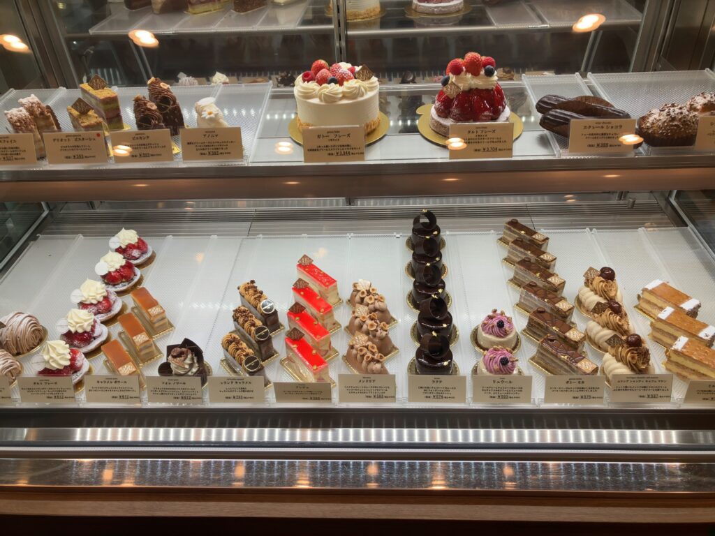 とりあえずのお知らせNo.2です 焼き菓子系のチョコレートも やっと店頭に並びました！！！ お問い合わせを多く頂いておりましたサブレショコラもやっとご用意できました。 セット売りもご用意しておりますので ぜひぜひプレゼントにもご利用くださいませ♡ バタバタと