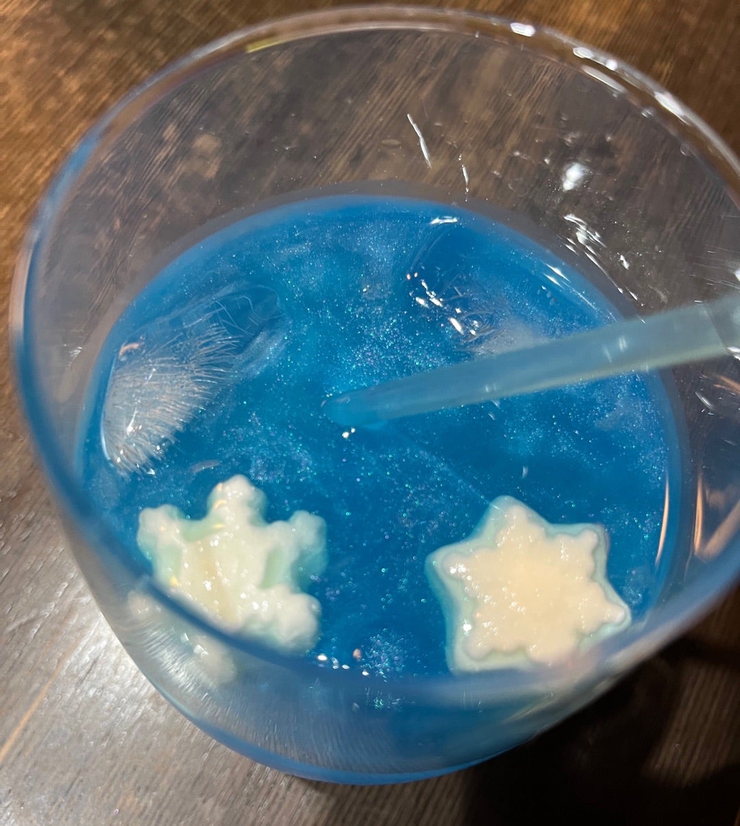 メロンソーダ シュワシュワ美味しい♡ 毎日暑すぎて 今年の夏の思い出ってなんだろ？ 海の写真とかキラキラなやつ撮りたかったなメロンソーダクリームソーダDAISOダイソーキーホルダーダイソークリームソーダクリームソーダキーホルダークリームソーダー