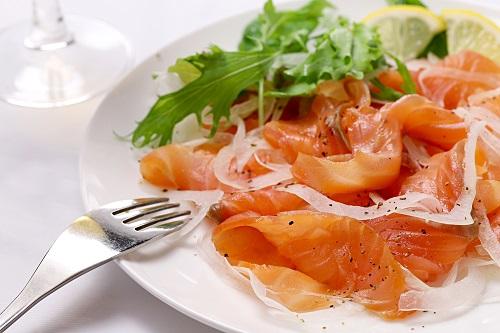 黒いプレートに盛り付けたスモークサーモン の Stock フォトAdobe Stock