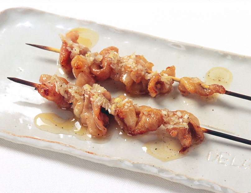 余った鶏皮で作る焼き鳥おつまみ！コスパ抜群「鶏皮の塩焼き」の作り方