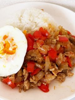 ナンプラーなし！めちゃうまガパオ弁当です！！ , 今日は、れんくん「小さい弁当箱にして」ってさ。,お弁当が食べきれなくて、夕方も食べてるみたいです🤣🤣🤣, 味付けは、, 鶏もも肉1枚、, にんじん半分、, ピーマン2個で、, 醤油大さじ１,オイスタソース大さじ１, 砂糖小さじ2, にんにく小さじ1 2, バジル小さじ1,