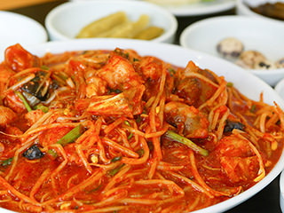 好きな「辛い料理」ランキング、カレーはなんと2位！ じゃあ1位は