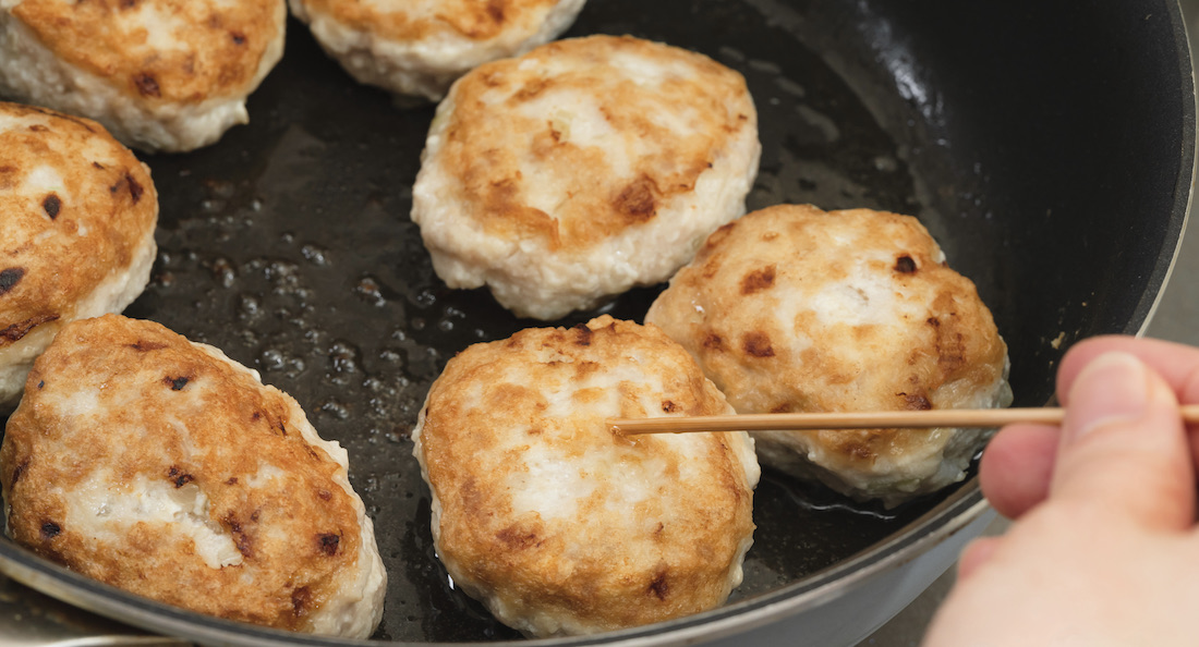 究極の冷凍作り置きレシピ！容器まるごと冷凍！チンするだけチーズオンハンバーグ。 - つくりおき食堂