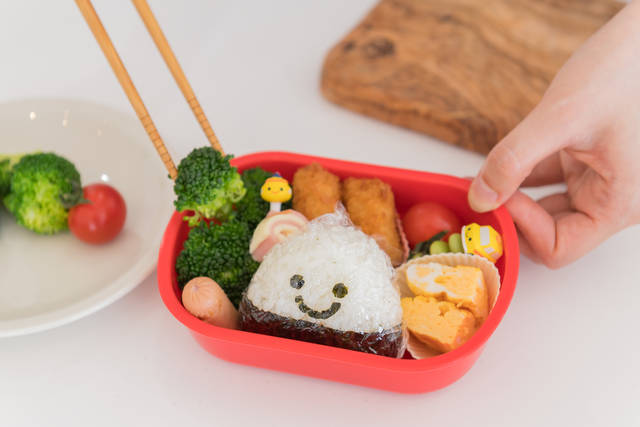 おしゃれに見せるおにぎりのお弁当の詰め方。弁当箱の形別に見栄えするコツをご紹介