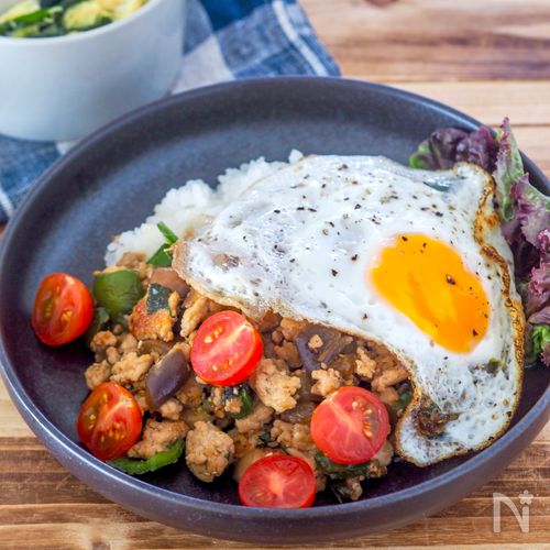 持ち寄りパーティに！ナンプラーなしで簡単「ガパオライス風カップ」レシピSATETO さてと