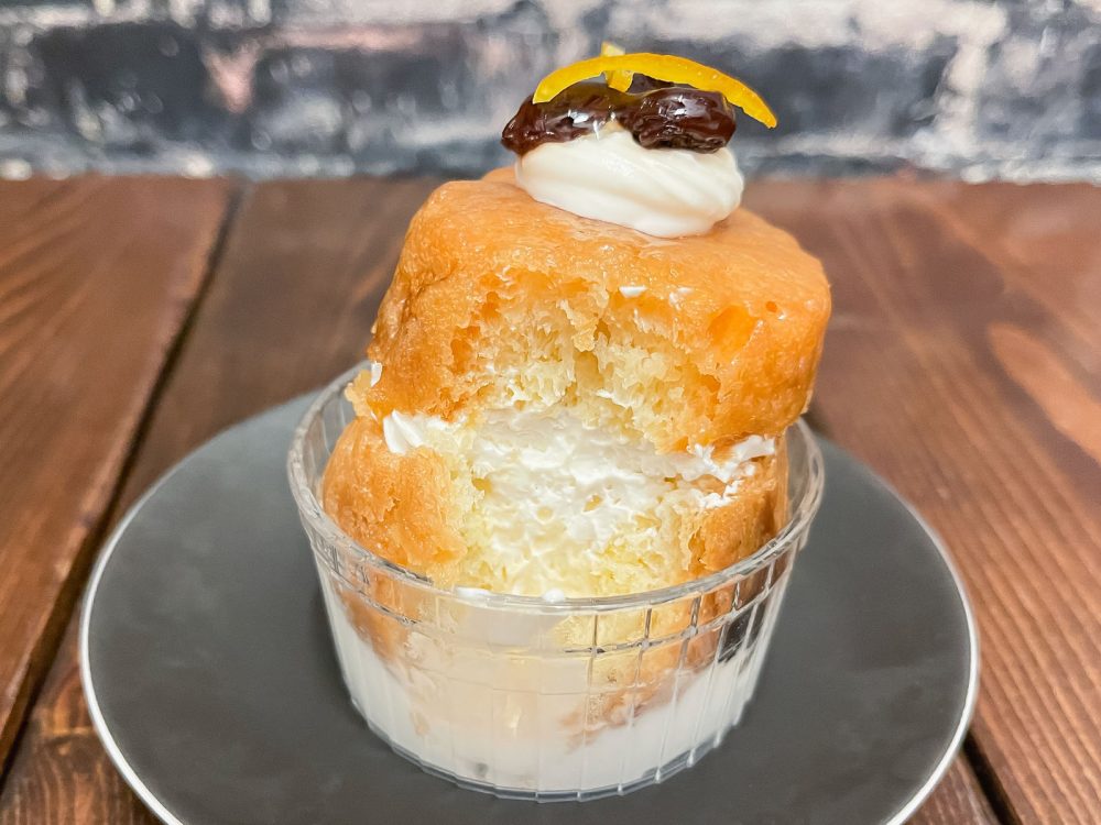 Baba au Rhum ババ・オ・ラム 個人的に大好きなスイーツ♡ フランスで働いていた時のお店のスペシャリテ✨シェフに作り方教えてもらい毎日仕込んでいました😋 ブリオッシュパンにシロップを浸して生クリームをたっぷりと添えてラム酒をかけて食べるスイーツ♡シンプルな