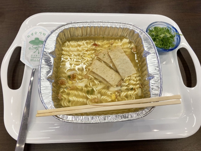 漢江ラーメンの楽しみ方。韓国のコンビニで作って食べる袋ラーメン！無人専門店もカライチ