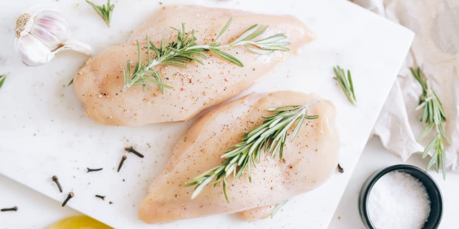 鶏肉は洗わない」この時期自炊初心者が増えるけど、鶏肉からドリップが出てるからといって洗うとシンクに鶏肉のカンピロバクター等が飛び散って他の食材や調理器具について食中毒の原因になるという話- Togetter