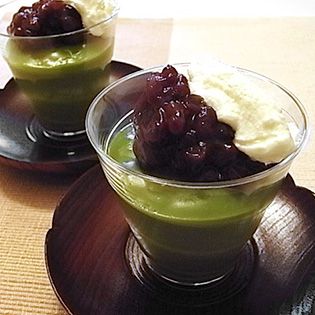 ゼリーがドロドロして固まらない💦 ゼラチンを使ったお菓子を作った際に 固まらなかった経験はありませんか😓？それはゼラチンの扱い方が間違っているのかも☝️ ①冷水に振り入れて戻していますか？ →粉ゼラチンに水をかけると、ムラになってしまいます🚰ダマの原因に