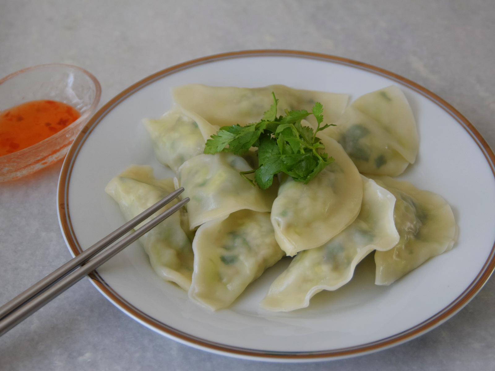 エスニック風「パクチーの餃子丼。冷凍餃子やたれを使った超簡単な一品料理│&table powered by 大阪王将
