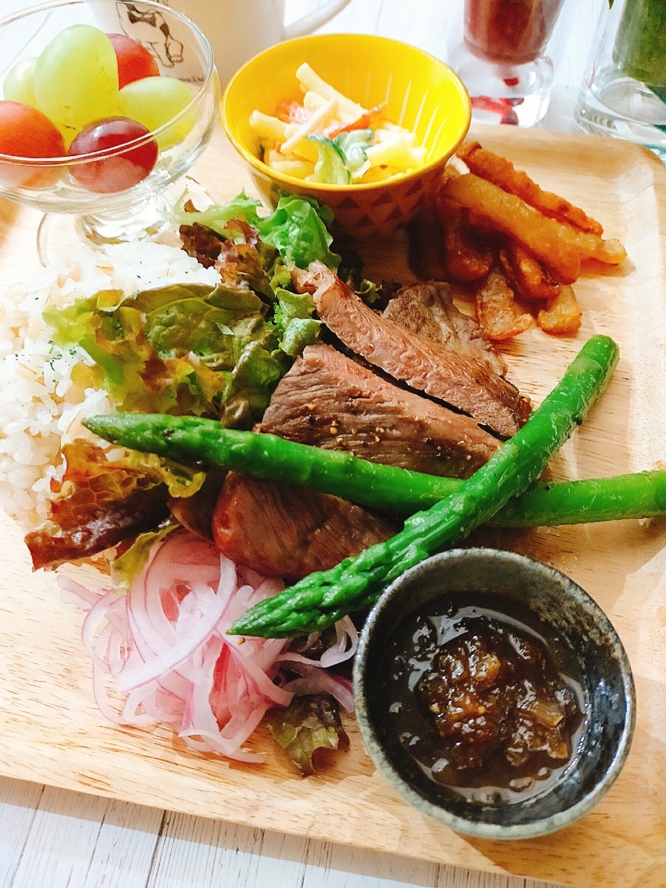 やちむんにステーキ盛り付けパワーチャージ！ 大嶺工房さんで購入した 黒いお皿とスープカップに ステーキ、焼き野菜、 コーンスープを 盛り付けパワーディナー！気温の変化や仕事の忙しさで バテ気味な相方💦 これから始まる忙しさにも 負けないように、お肉料理で 食卓