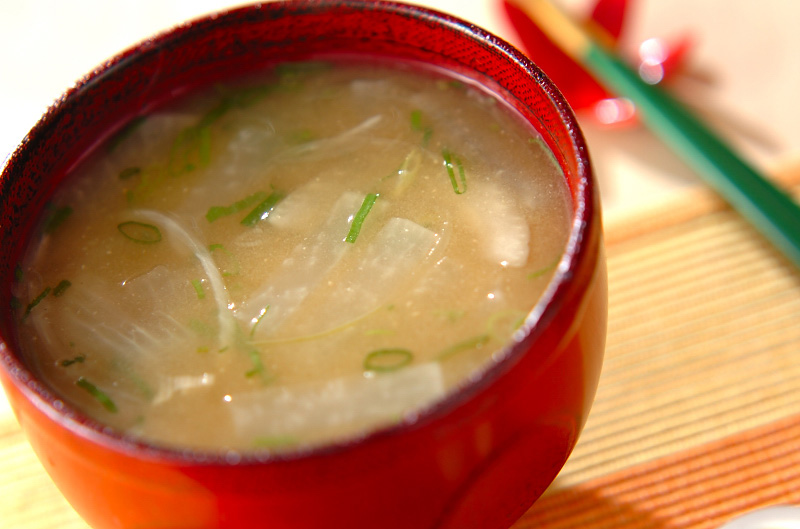 まるごと新玉ねぎのおぼろ風みそ汁