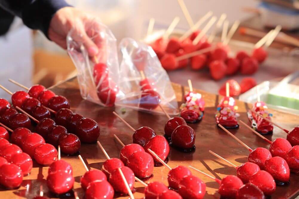 材料３つで超簡単! 絶対失敗しない！カリカリの『いちご飴』を作るコツを詳しく解説♪ - てぬキッチン