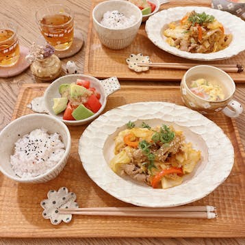 豚キムチの旨辛チャーハンの献立 副菜：人参ときのこのサラダ、汁物：春雨とたけのこの中華スープ 献立・メニュー 味の素パーク たべる楽しさを、もっと