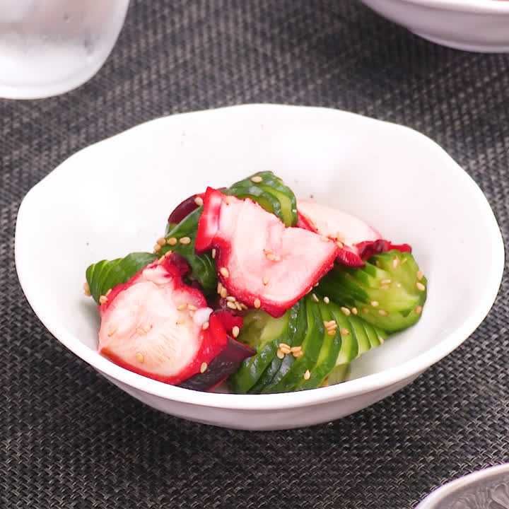 おせちに酢だこ ⁠ ⁠ 関東より北の方の出身の方は⁠ なじみ深いのではないでしょうか？⁠ ⁠ 「苦難をけむに巻く」⁠ 「紅白で縁起がよい」など⁠ ⁠多幸 たこ と読まれ、⁠ 縁起物として愛される酢だこ🐙⁠ おいしい酢で簡単に作れます🙌⁠ ⁠ 食べてみたいと思ったら🐙 たこ