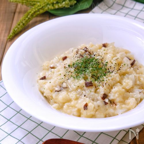 スワイプレシピ付き ⋆⸜ 瞬殺 きのこチーズリゾット ⸝⋆ 難易度 ≀ ◷ 10分 ≀ ¥ 115円 人 ⋈・。・。⋈・。・。⋈ ・。・。⋈・。・。⋈ 絶品リゾット瞬殺で作りたいって方！ コメント欄に 🙋‍♀️ で教えてください！🙋‍♀️:「はーい」の予測変換で出ます