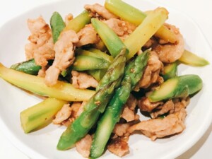 豚バラ肉とアスパラガスのガーリック塩炒め