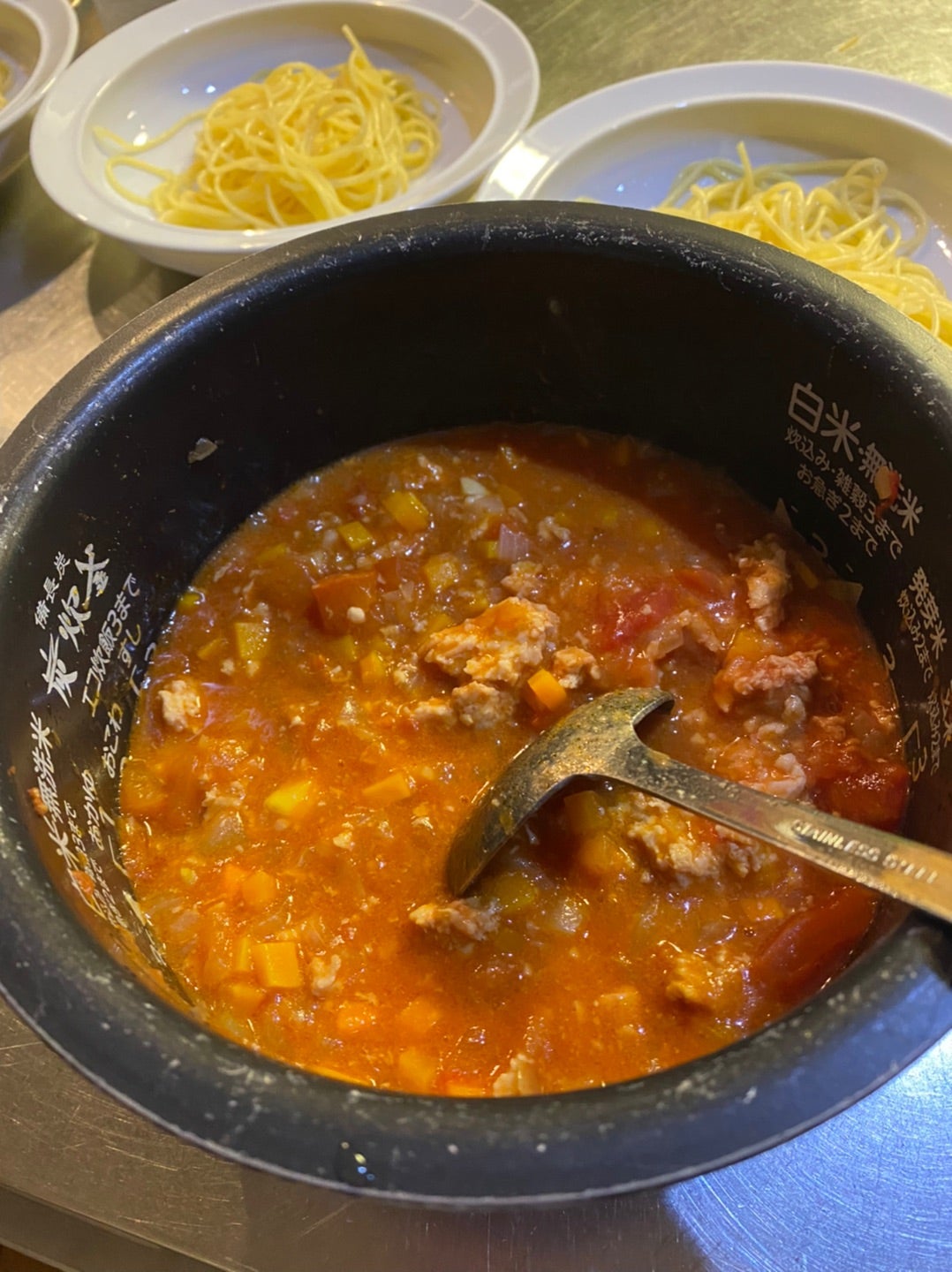 いつかの晩御飯👩🏽‍🍳🤍 ✔︎ミートソースパスタ 山本ゆりさんの炊飯器で炊くだけ簡単ミトソ ミートソースにはマッシュルーム大量がお好きなわたくし、分量外のマッシュルーム生も缶詰も大量に入れて大満足🤤✔︎クラムチャウダー アサリの旨みってほんとにすんごぉ