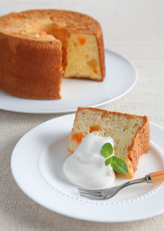 シフォンケーキ。 最近買ったアンティークのお皿に 盛り付けました。 いつも引き出しを開けて あ〜かわいいって見てます🍽 ・ ・ ・シフォンケーキおやつ時間 ケーキプレート スイーツ好き おうちカフェ アンティーク食器 フランスアンティーク 집카페 おうちcafe