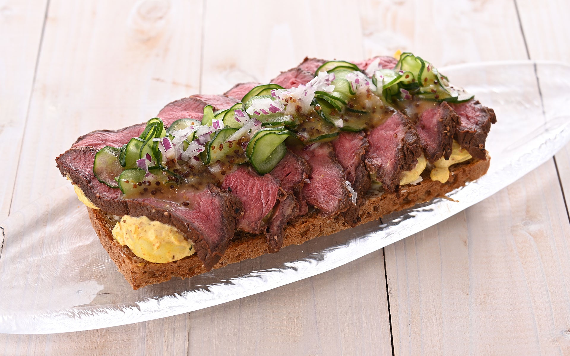 白いお皿に盛り付けしたローストビーフ入りのサラダの写真素材105482958- PIXTA