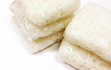 110円でおいしく！ セリア 「大満足」「パサパサ感なし」の冷凍庫ごはんパックを紹介サンキュ