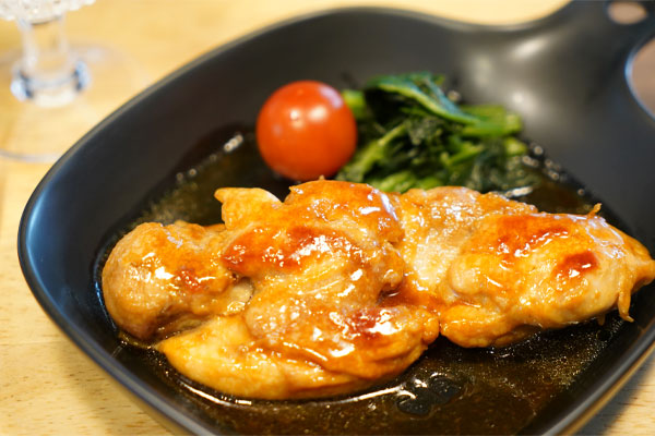 鶏肉とガーリックのレモングラス揚げ 特製パイナップルソースとマンゴーチリソース ガイ トートスムーパイ ไก่ทอดสมุนไพรー 場所:南タイリゾート料理 ＆ カフェ スィーツ コサムイ バイ チェディルアン - Picture of Koh Samui by Chedi Luang,Osaka - Tripadvisor