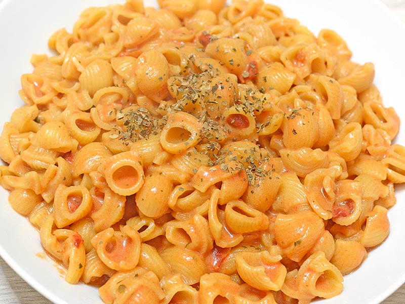 業務スーパーの『トマト＆モッツァレラのマカロニ』は本当にかんたんパスタ？ 作り方・味・量をチェックしてみたmitok ミトク