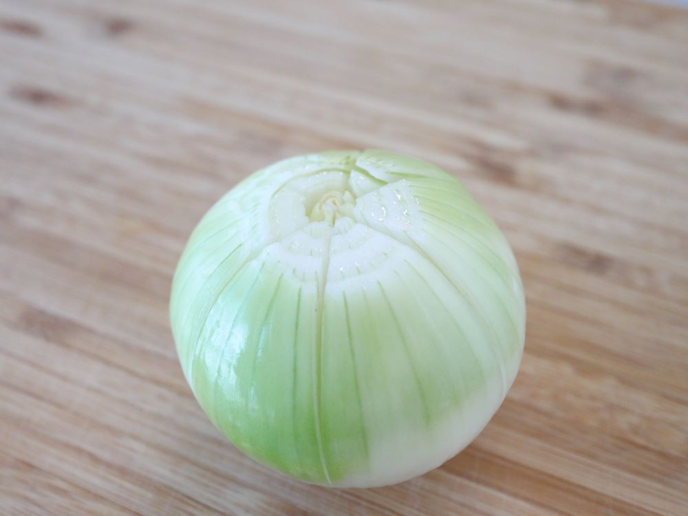 新玉ねぎの適切な保存方法と賞味期限とは？野菜ソムリエが徹底解説 - macaroni