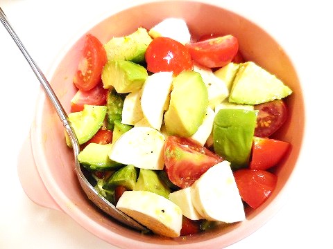 アボカドグリルモッツァレラチーズとトマトをのせて