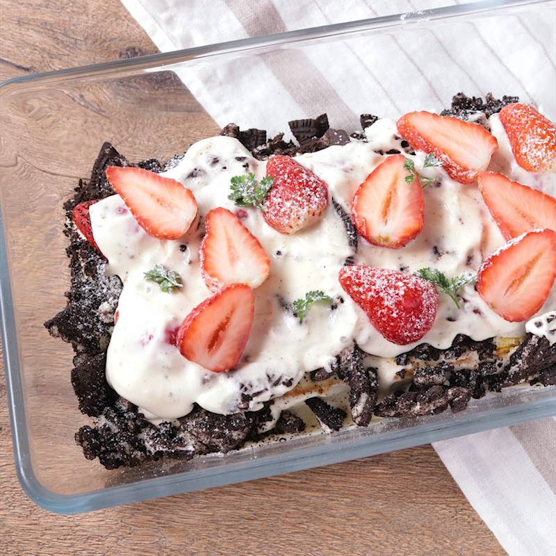 塗って！重ねて！「オレオスコップケーキ」,DELISH KITCHENがアプリになりました！ ,レシピを保存したり、食材で検索したり、便利な機能が色々♪, https:goo.gl P4cy7x, スイーツ作り初心者の方にもおすすめ！ ,オレオとクリームを交互に重ねるだけ・！ , あっという間に見た目も可愛い絶品スイーツが完成です！ , 材料,15cmくらいの型 , ・オレオ