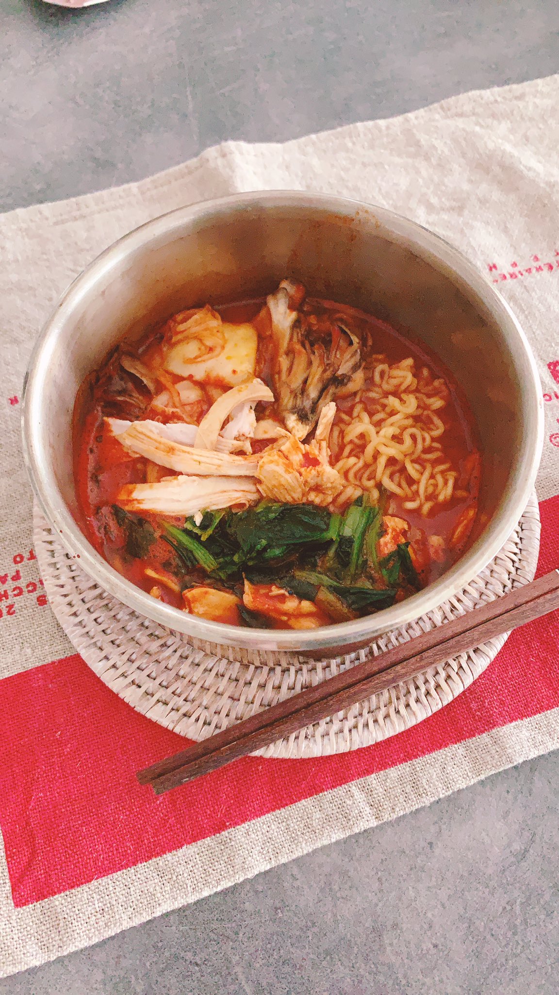 ホロホロチキンのトマト煮込み , 鶏もも肉 700g, トマトジュース 300cc, にんにく 2片15g, 玉ねぎ 200g,オリーブオイル 大さじ1と1 2, 塩 小さじ1, 黒コショウ 適量, オレガノ 小さじ1 2, 水 300cc, 砂糖 小さじ1,鍋にオリーブオイル大さじ1半、にんにく2片、玉ねぎ200g、鶏もも肉700g、塩小さじ1、黒胡椒、オレガノ小さじ1 2、水300cc