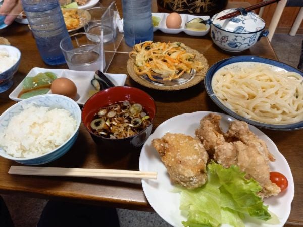 🪧 知らずに入る🌏 せっちゃんうどん 📱 2025.1.16 昼メシは軽くうどんにしようと考え、前から気になっていた住宅地にあるうどん屋に行く。店は一般住宅を改築した装い。 何がお勧めか分からなかったので、他の客も食べていたソースカツ丼とうどんのセットを注文する