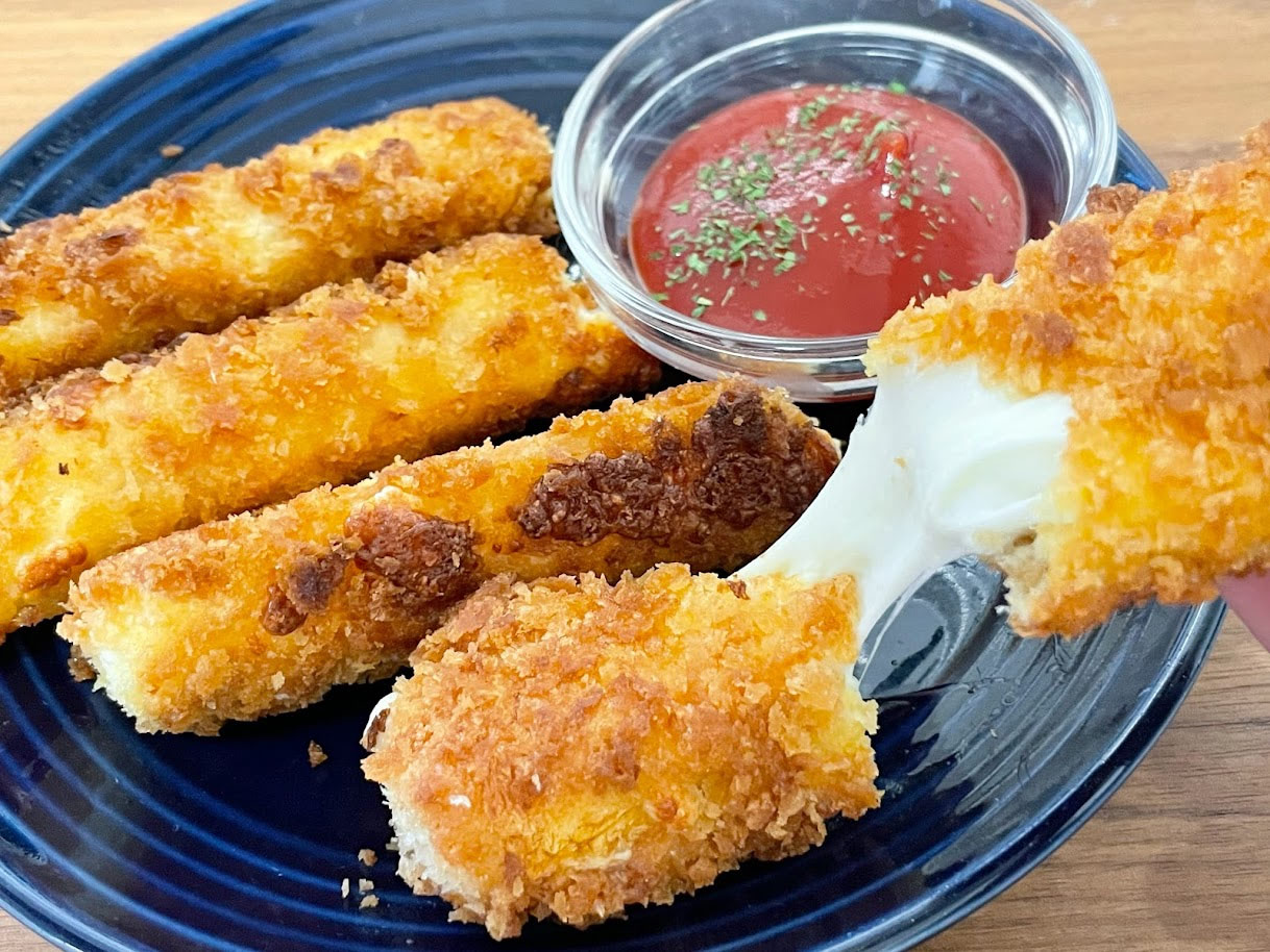 チーズ衣が香ばしい✨ サクサク鶏ささみフライ😋💕 ＊＊＊＊＊ ・ ・ 今日は鶏ささみを使ったサクサクで香ばしい、簡単フライレシピをご紹介します🤗✨衣のパン粉に粉チーズを加えることで香ばしいチーズ風味の美味しいささみフライができました♬ 揚げ油は少量で