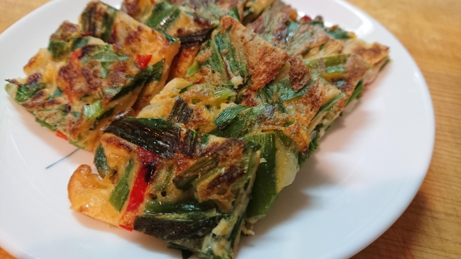 カリ！もち！ブルドックソースから、『チヂミ材料セット』が新登場💁‍♀️ ✔️ニラがあればすぐ作れる ✔️一袋でチヂミ2枚分✔️特製たれが味の決め手 ホタテの旨味が効いたチヂミは、 韓国産唐辛子とコチュジャンを使用した 特製たれにつけながらお召し上がり