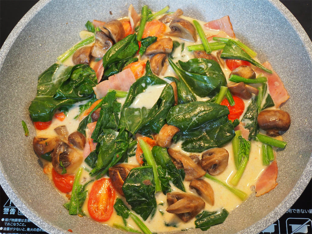 創作イタリアンバル モンナカーノ半熟卵のビスマルクモンナカーノの鉄板ピッツァ❗️ 国産モッツァレラとたっぷりのクリームソース、半熟卵を２つも乗せた、とろとろ三昧のピッツァです😋サーバースプーンでソースまでしっかり取り分けてお召し上がりください