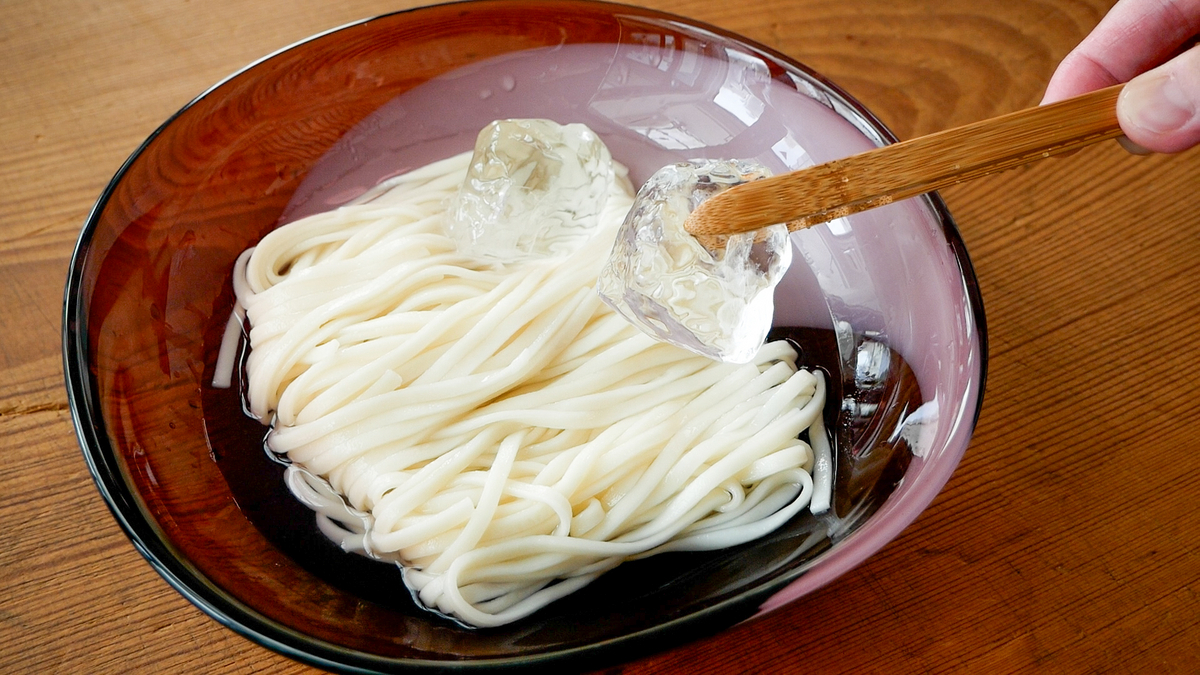 ひっぱりうどん2人前 , さば水煮缶キョクヨー 1缶 160g , うどん 乾麺2束 160g , 納豆 ひきわり2パック,卵 2個, 水煮缶の汁 各大さじ1半, 小ネギ 適量, 砂糖 各1つまみ, 醤油 各小さじ2, 味の素 各6振り,★味変で七味,