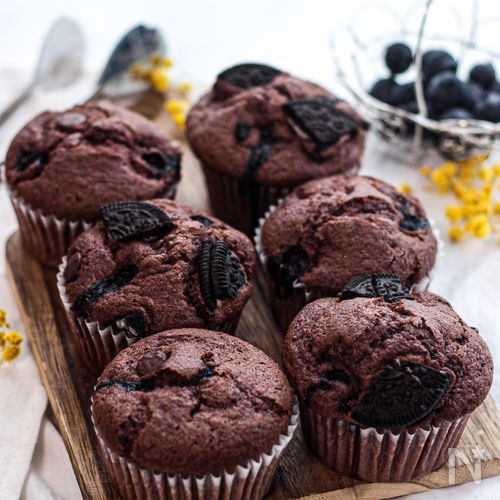 混ぜて焼くだけ♪オレオのザクザク食感がたまらない「チョコレートマフィン」の作り方