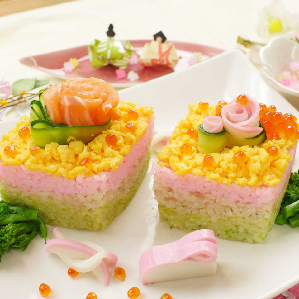 ウェディングケーキならぬちらし寿司ケーキ💕, ケーキ入刀ではなく贅沢ないくらドリップ🌈, 新婦様の大きなひとくちが,かわいいandうらやましすぎます🥹✨🫶, Location @toast_wedding , Producer @goma_wedding.pn, Edit @wd_s.nishi ,結婚式演出,オリジナルウェディング,ケーキ入刀,ウェディングケーキ,