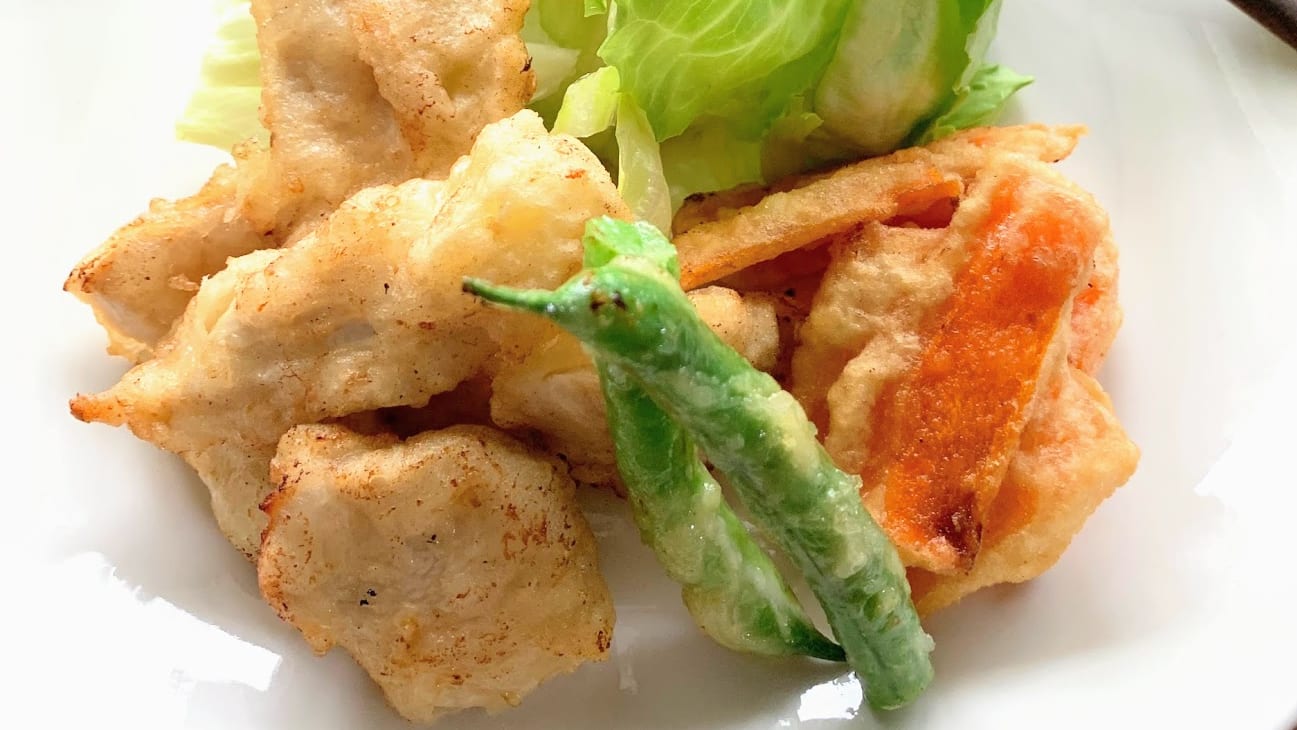 おうちごはん🏠🍚♬.*ﾟ ☆タルタル甘辛鶏天丼 ☆わかめと油揚げのお味噌汁 ☆冷や奴 ☆中華サラダ ☆なすの焼き浸し ☆いちご ＊@oie_ecsite さんの大分風とり天でガッツリ丼🤤🍚 調理済みなので電子レンジやトースターで温める だけで食べれるからありがたや🥹🙏 ＊割