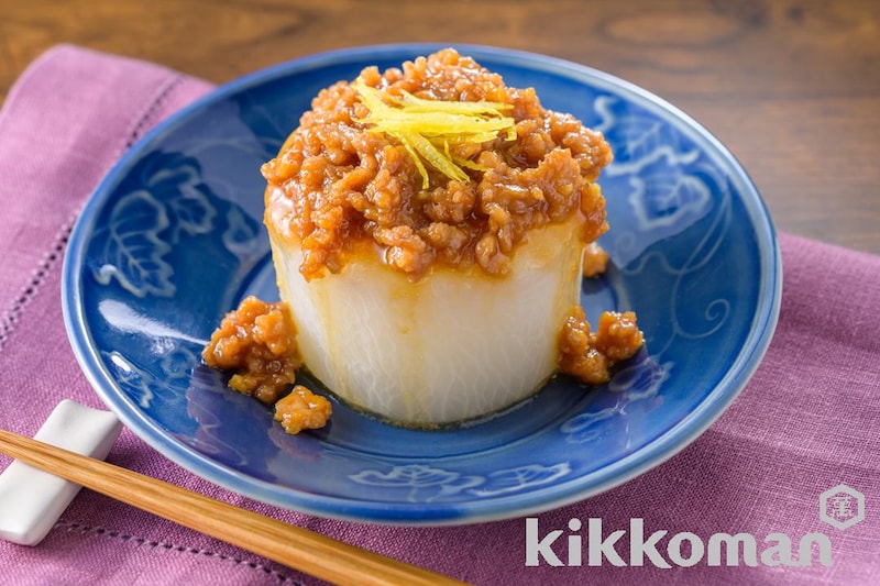 大きくて柔らかな大根の上に色とりどりの野菜がたっぷり。甘酒を使った味噌だれはやわらかな甘味。僕は最初に大根を食べたいので野菜を奥に盛りましたが、 ふろふき大根のイメージを超えたふろふき大根です。 本日 17日 のBSフジ「植野食堂」は鎌倉「福来鳥」の「ふろふき