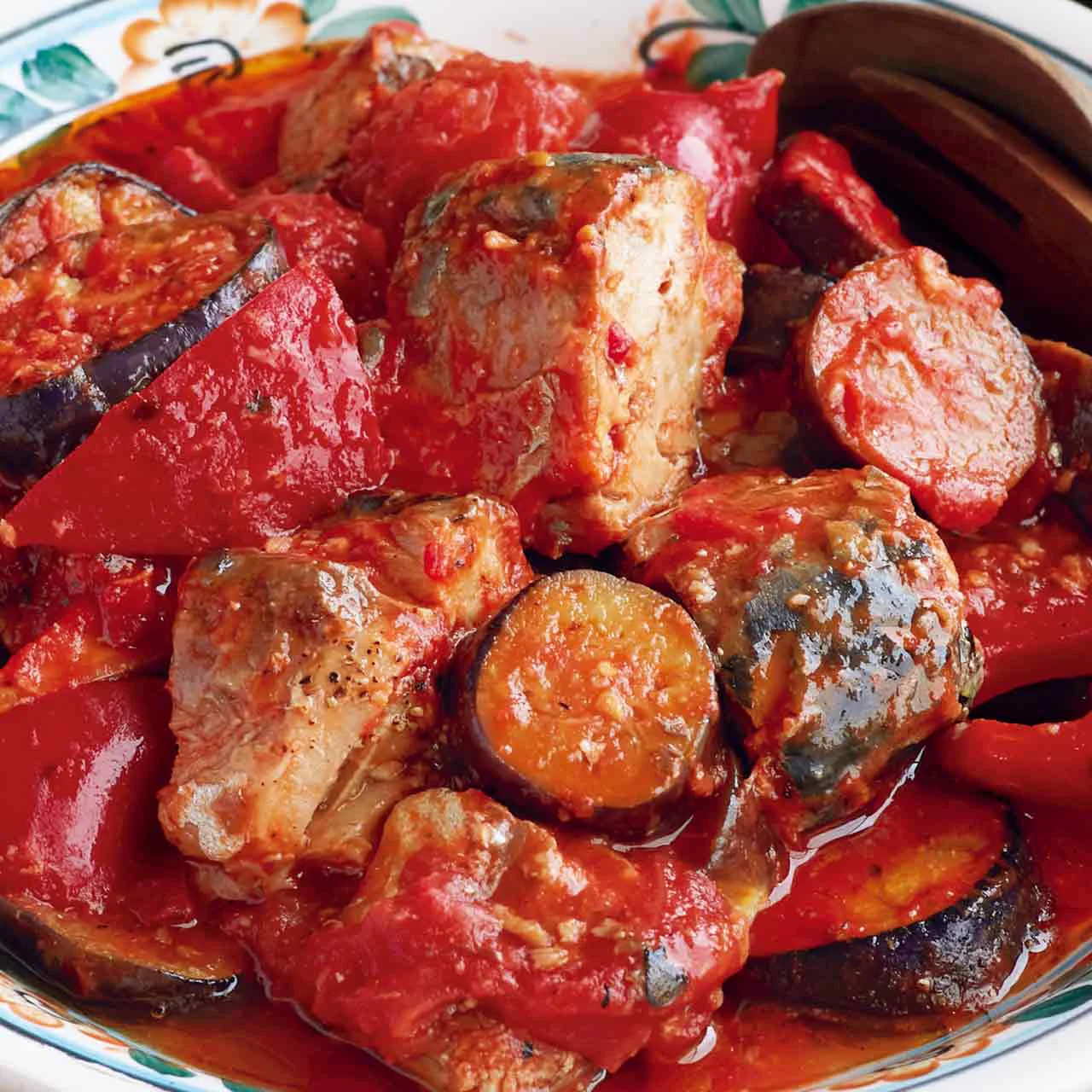 もう迷わない🥫, 「トマト缶」レシピ7選, ., ————————————————————, @kurashiru では毎日おいしい投稿を配信中！,ぜひフォローしてくださいね, ————————————————————, ., ①チキンのトマト煮込み,材料2人前, 鶏もも肉250g, 玉ねぎ 80g, ニンニク 1片, カットトマト缶