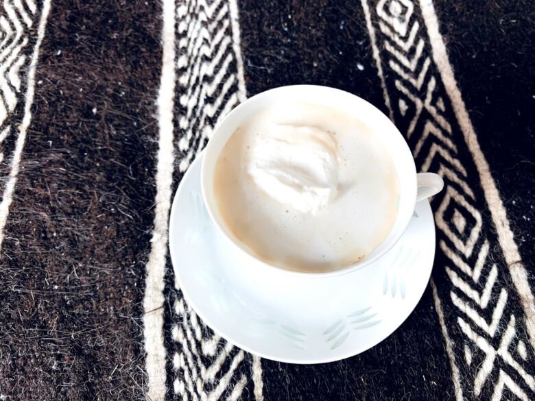 スターバックス「コーヒー & クリーム フラペチーノ with コーヒー クリーム スワール」登場 - ファッションプレス