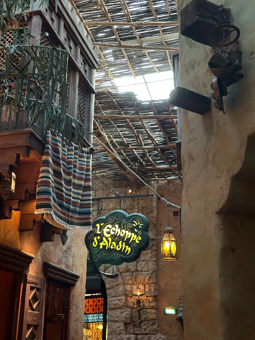 映画公開記念！「アラジン」カフェが東京・大阪に期間限定オープン！ オリジナルメニューやグッズで世界観を体験るるぶ&more