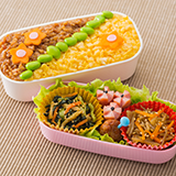 やる気もなけりゃ冷蔵庫に何もない。奥さん。そんな時は冷凍食品をキレイに並べるしかないでしょう！卵焼き焼いてトマト入れた人だれですか！えらすぎますね！今日からまた旅行で食い散らかした男のボディ改革に努めていこうと思います。だる笑お弁当 お弁当日記 お