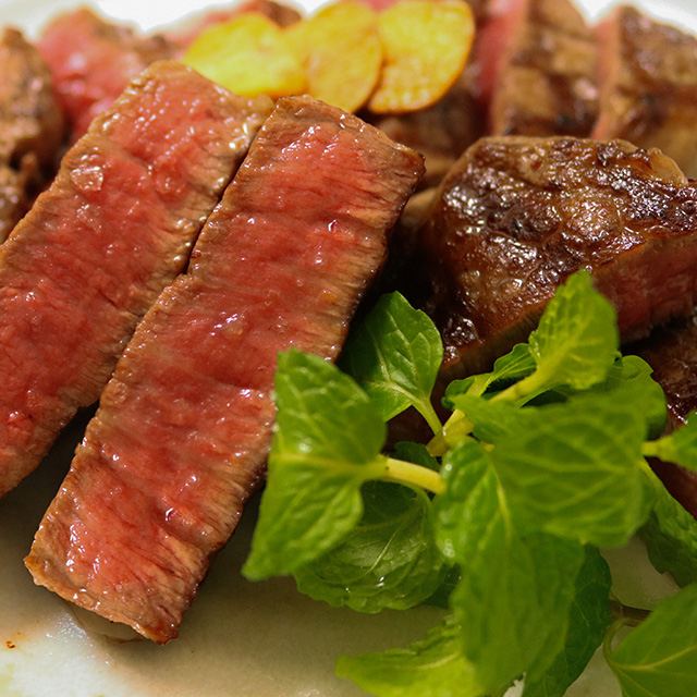 食卓を彩る♪ローストビーフの盛り付け方！切り方からお皿選びまで – 和牛シャリアピンギフト専門店YU-SETSU